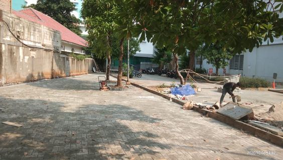 Proses pengerasan lahan parkir motor Gedung A RSCM