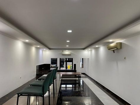 Interior Barak Ton Siaga KPAD GS setelah renovasi, dengan dinding putih dan pencahayaan baru